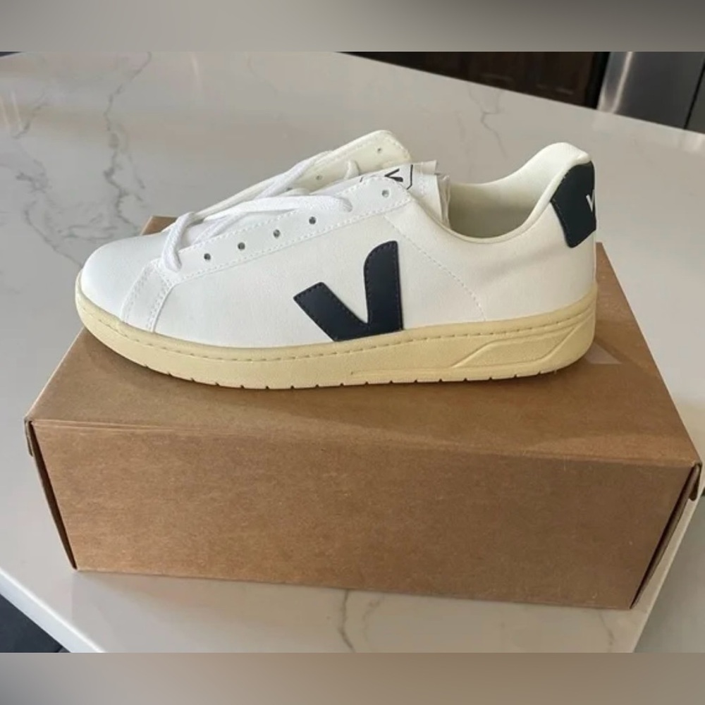 SAVE $91 - NEW IN BOX - VEJA URCA NAUTICO SNEAKERS (Size 37/USA 6)